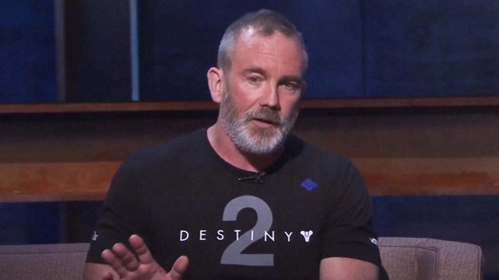 Pete Parsons di Bungie seduto su un divano con una t-shirt di Destiny 2