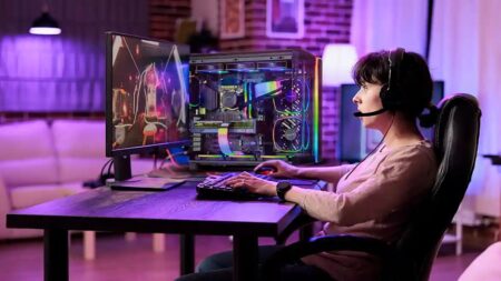 Una ragazza con davanti un PC da gaming
