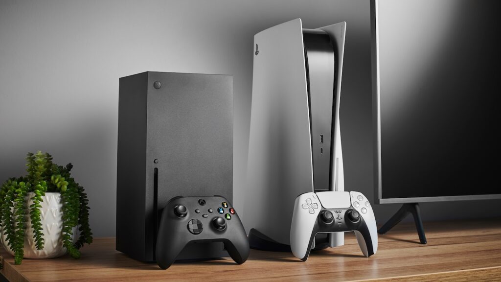 Una Xbox Series X ed una PS5