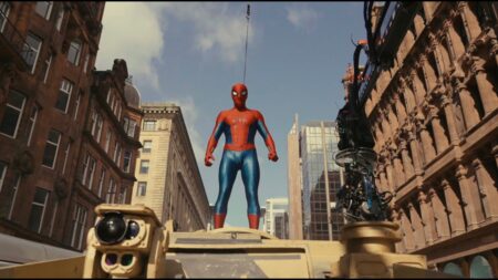 Tom Holland con il costume di Spider-Man: Brand New Day