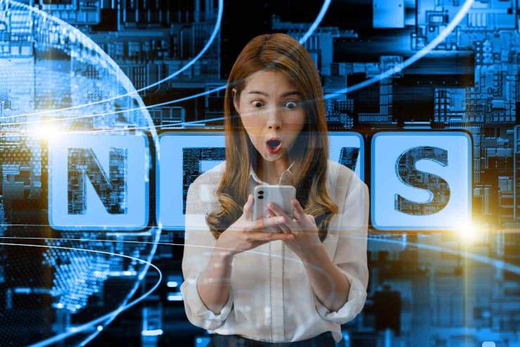 Donna stupita al cellulare