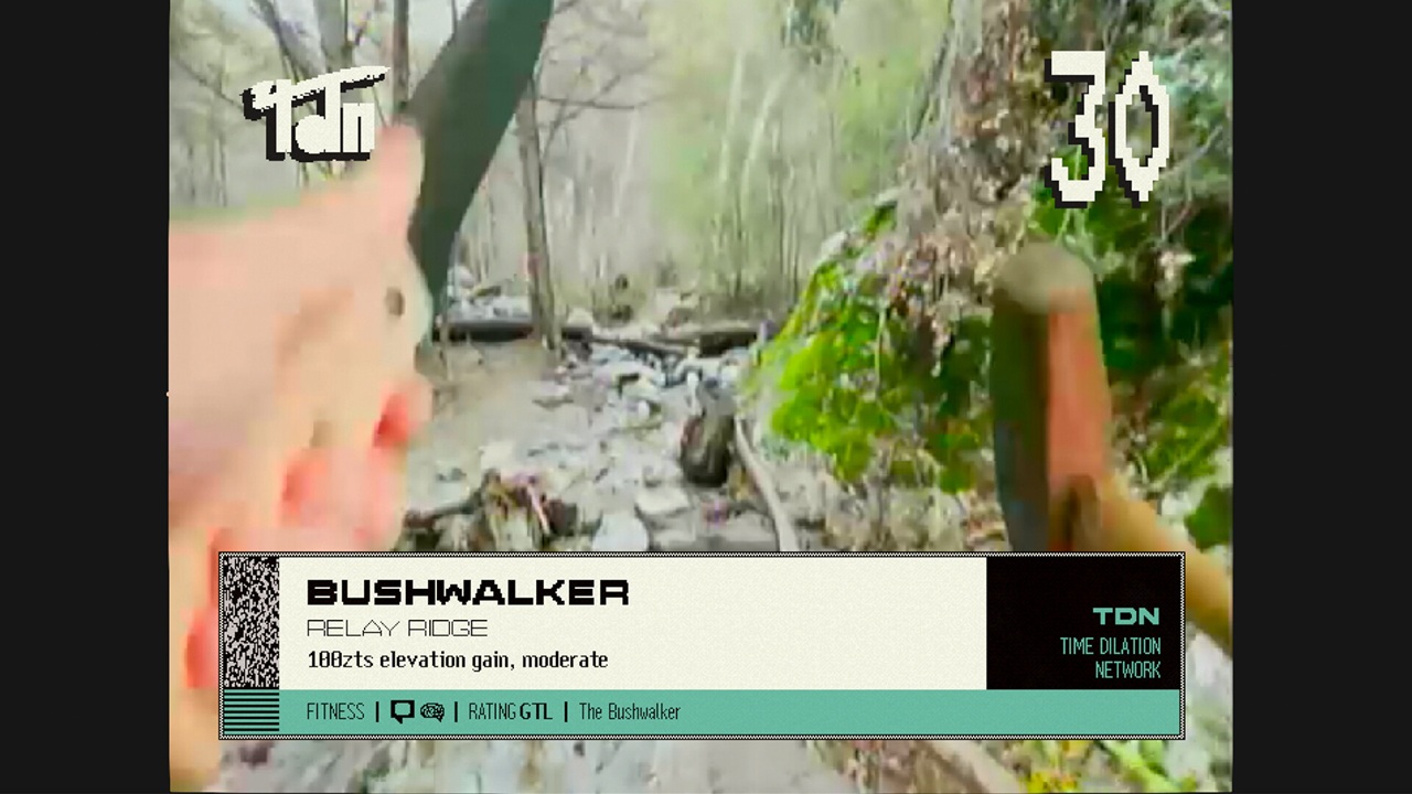 Visuale in prima persona di uomo che cammina nella natura con due oggetti in mano