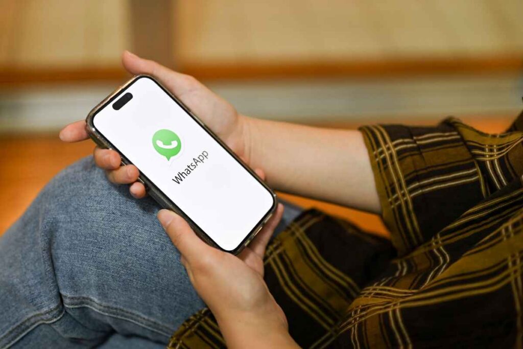 Persona con smartphone in mano apre Whatsapp