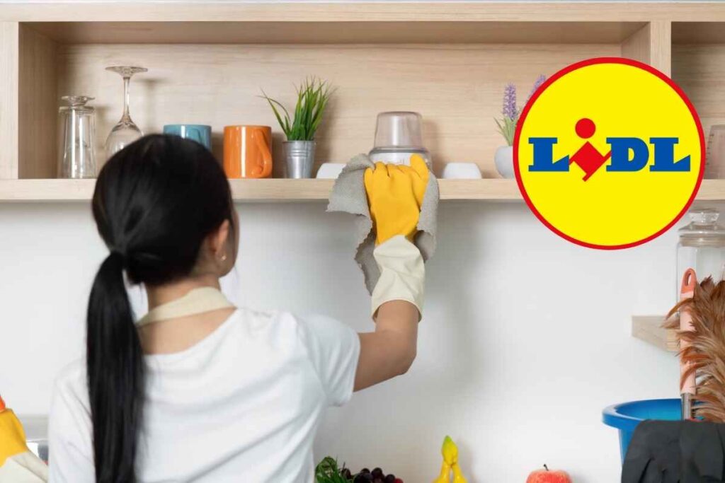 Donna sistema in cucina