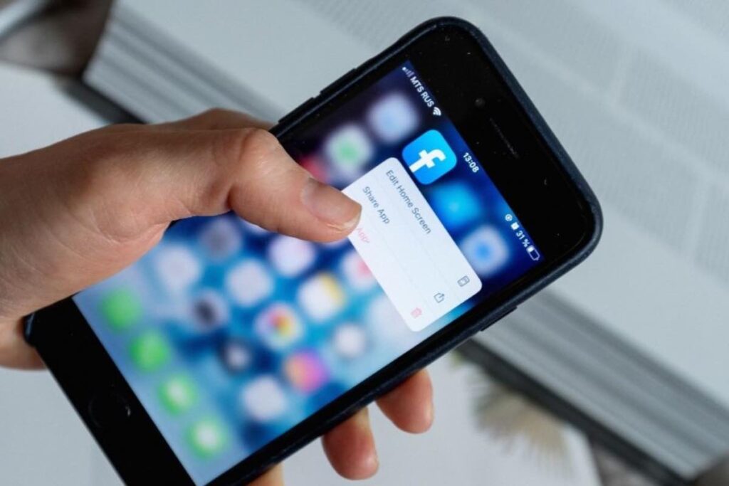 Facebook può entrare nel tuo telefono e vedere tutto: come “bloccare” questa funzione definitivamente Facebook può entrare nel tuo telefono