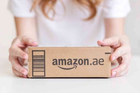 Donna che tiene tra le mani una scotola di Amazon