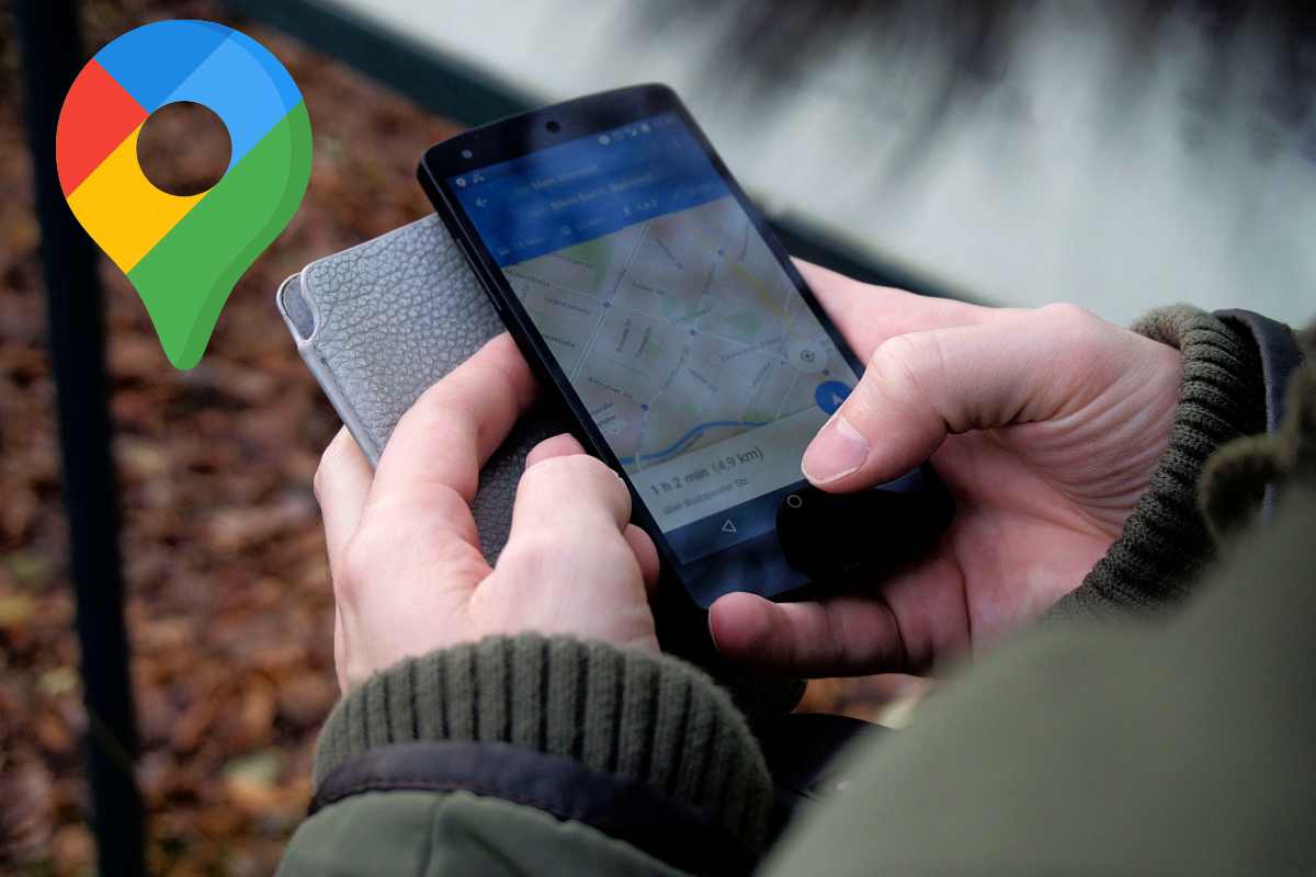 Persona con lo smartphone in mano