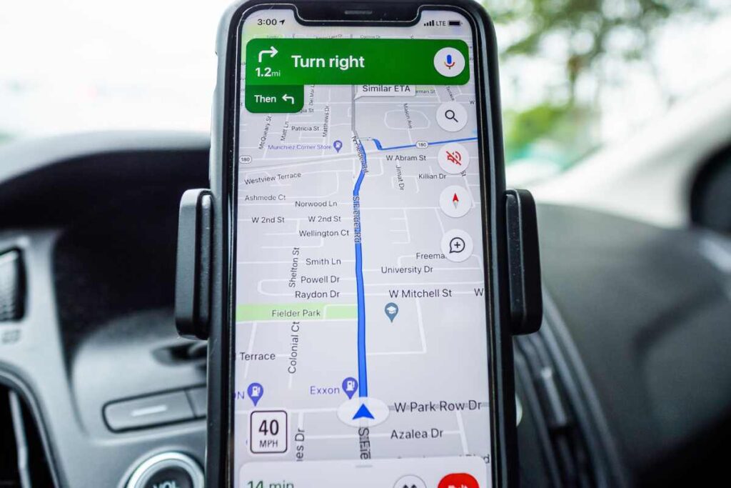 Telefono con Google Maps aperto