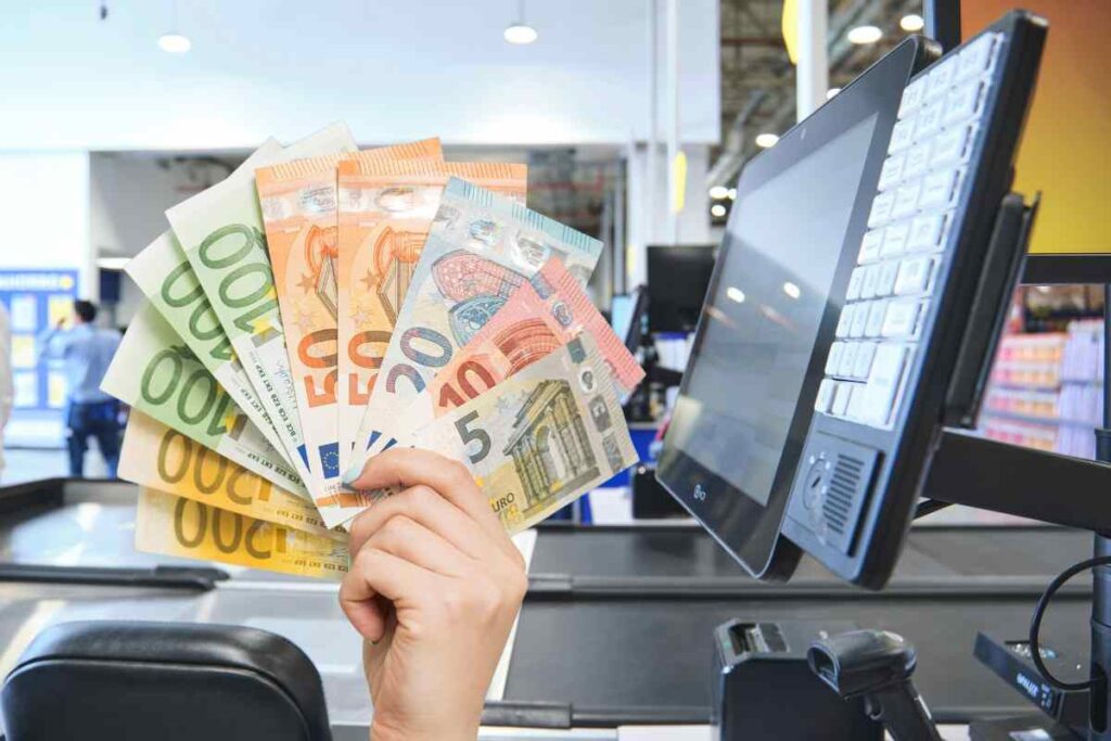 Computer e soldi in mano