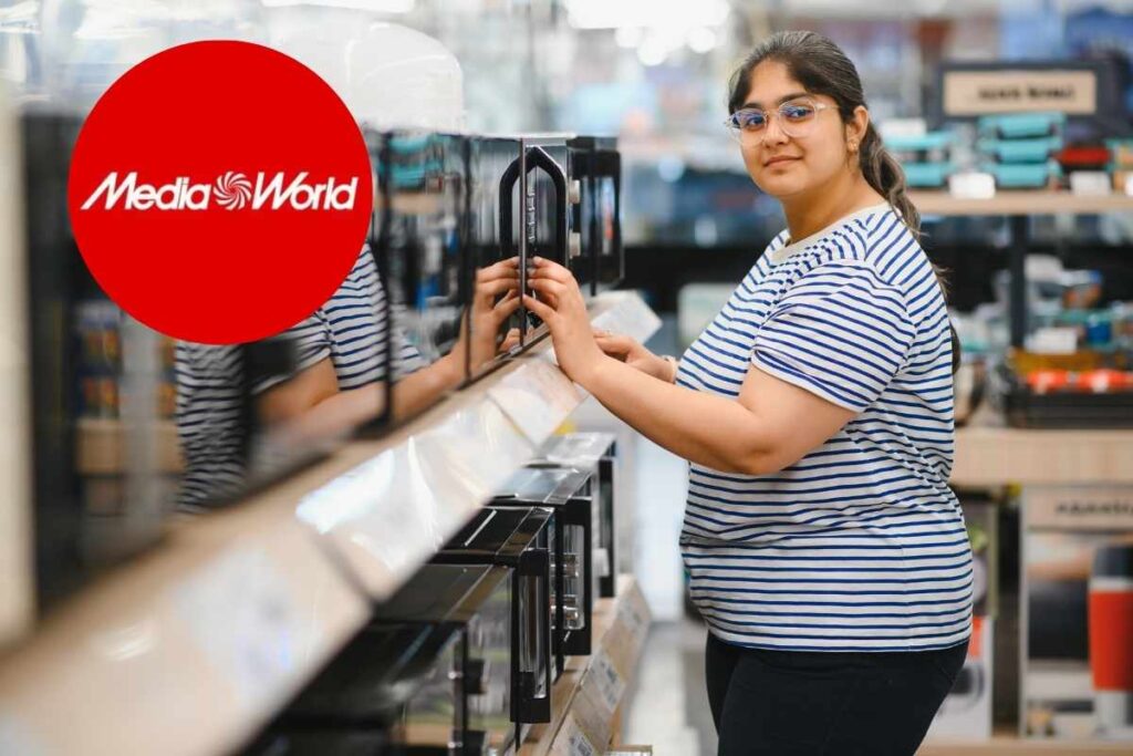 Queste offerte MediaWorld non si vedevano dal Black Friday Donna dentro un negozio di elettrodomestico