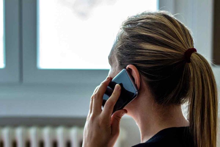 Donna al telefono