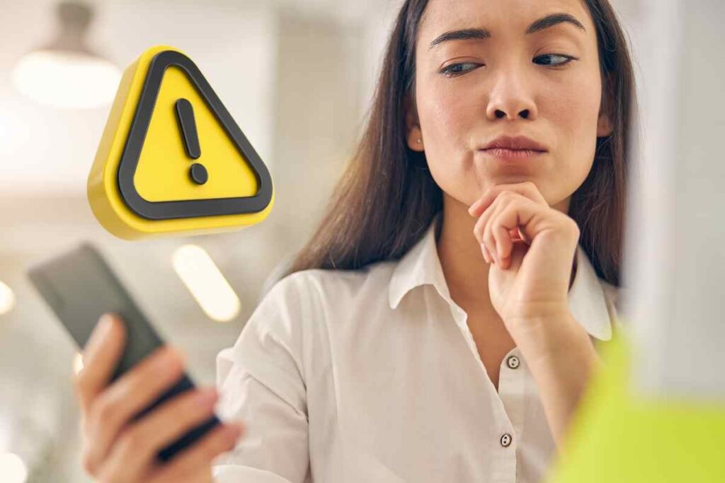 Donna dubbiosa al cellulare