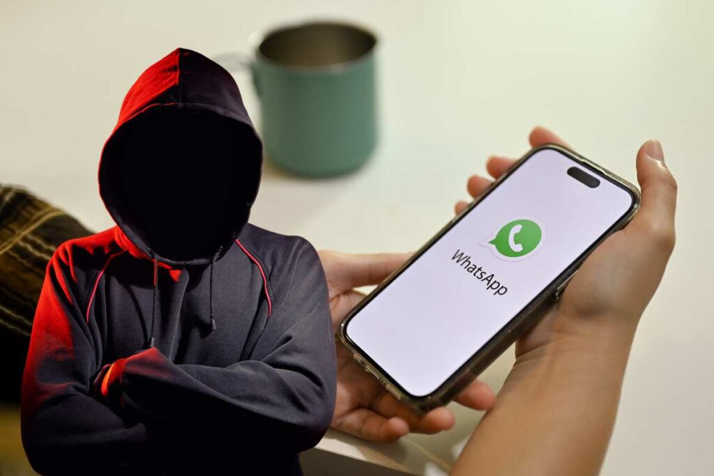 Smartphone con WhatsApp aperto
