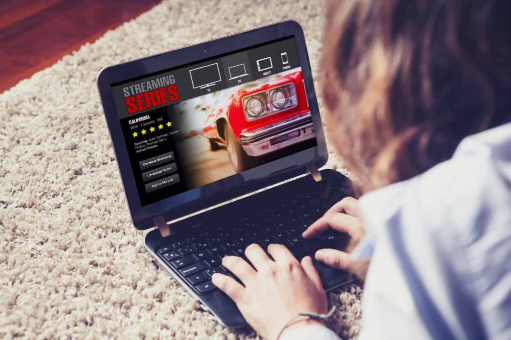 Ragazza guarda film in streaming