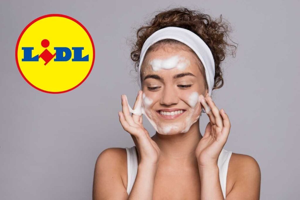 Donna si spalma la crema sul volto