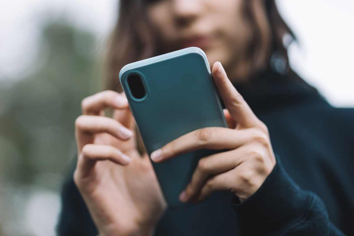 Donna con lo smartphone in mano