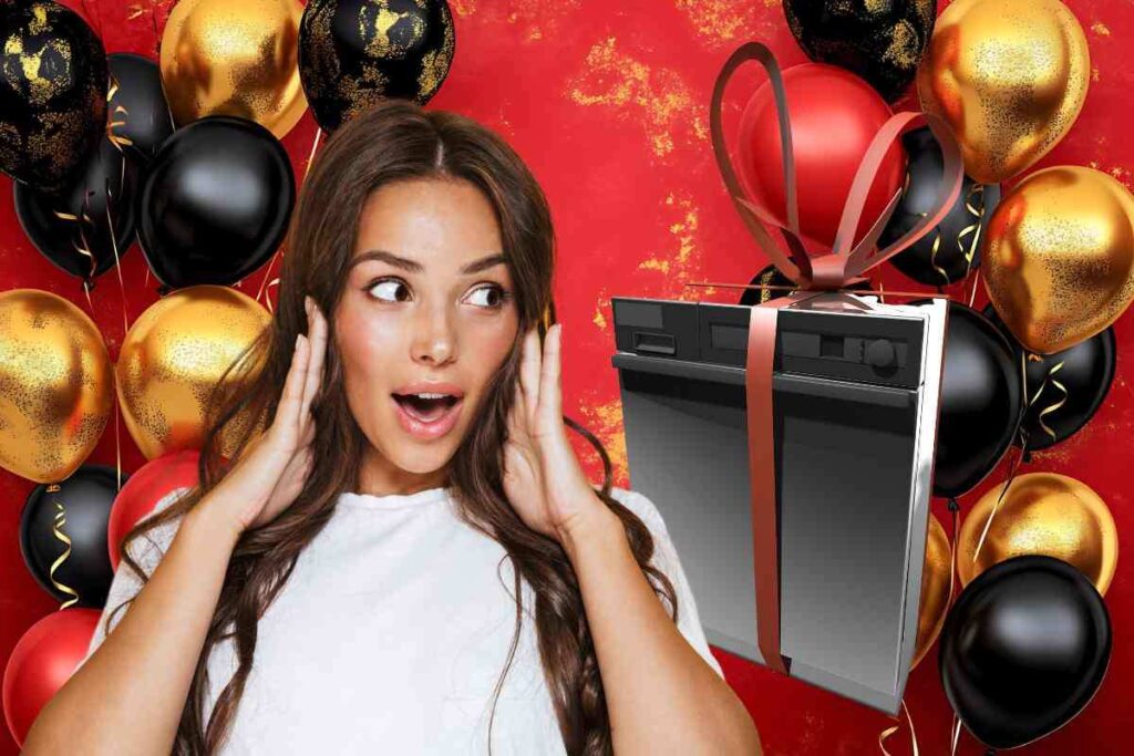 Donna meravigliata e lavastoviglie