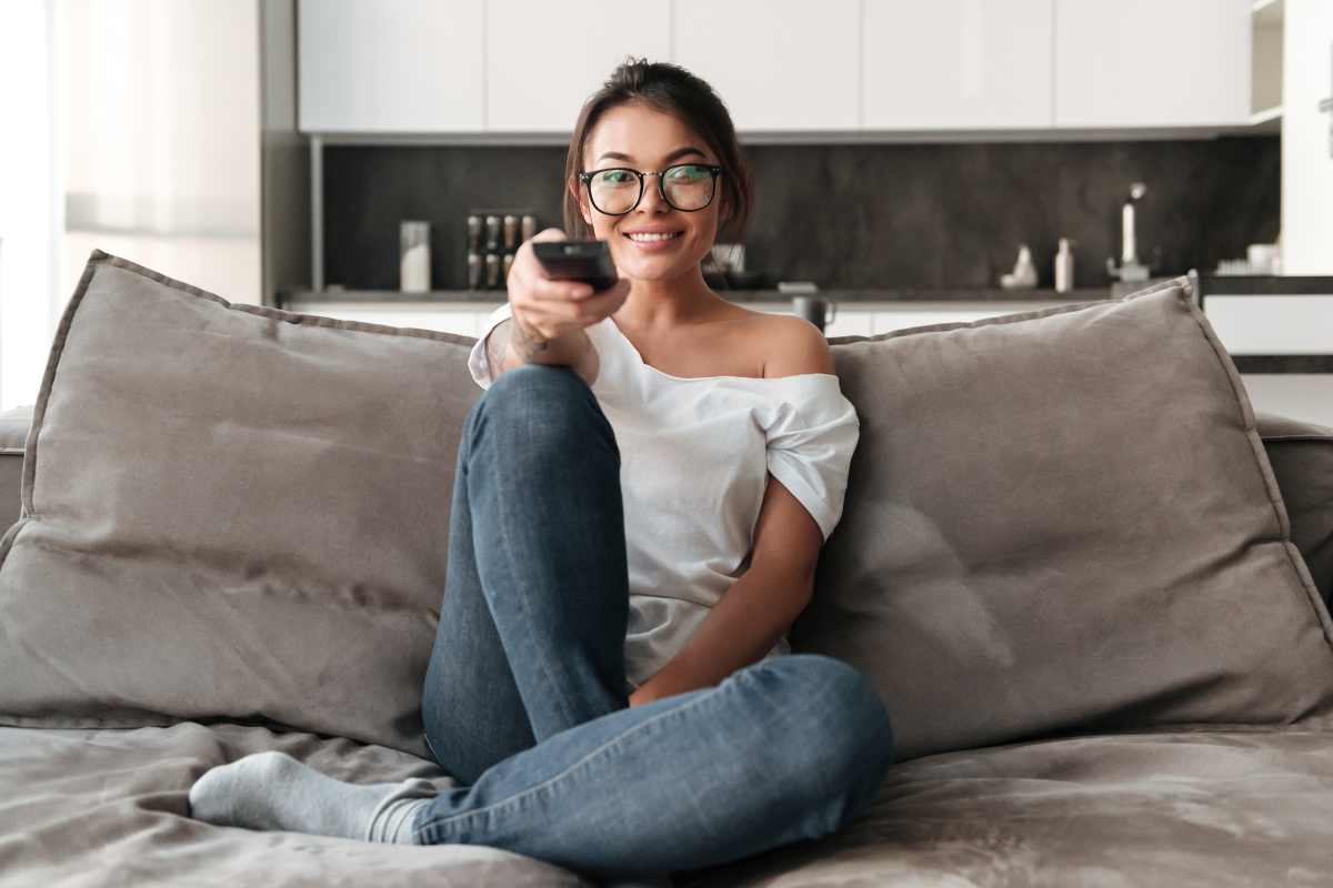 Ragazza seduta sul divano
