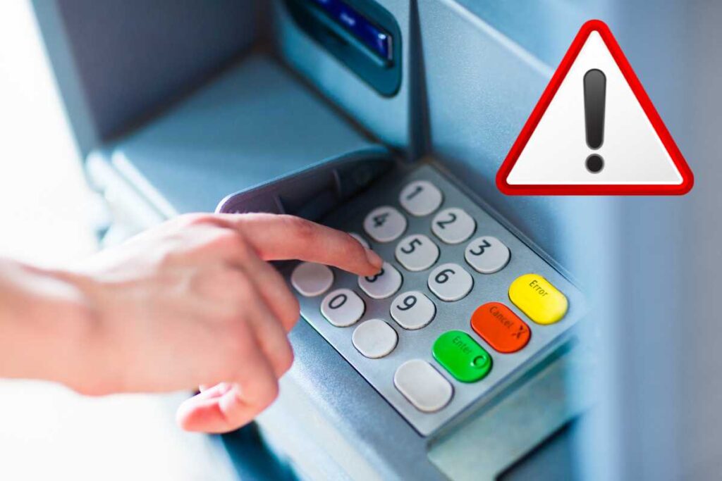 Persona ritira al bancomat