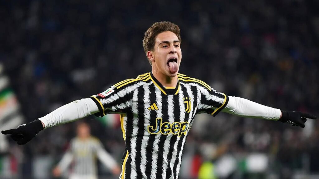 Yildiz della Juventus mentre fa la linguaccia