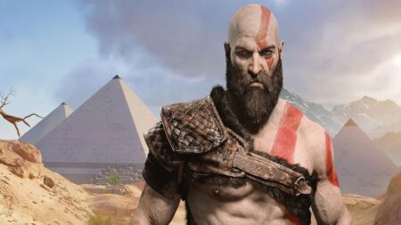 Kratos di God of War con le piramidi d'Egitto detto di lui sullo sfondo