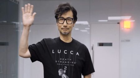 Hideo Kojima mentre saluta