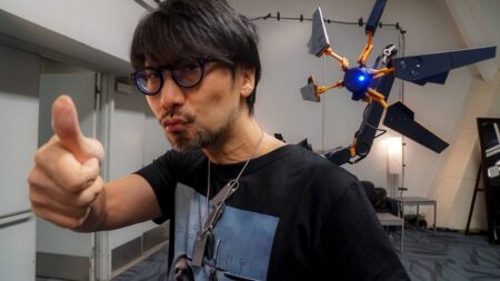 Hideo Kojima mentre fa il pollice alto