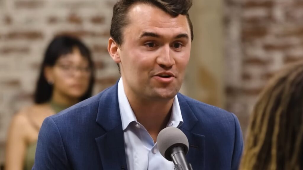 Charlie Kirk mentre dibatte