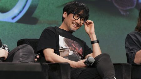 Hideo Kojima seduto su una poltrona