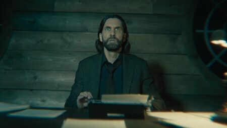 Alan Wake di Alan Wake 2 mentre scrive