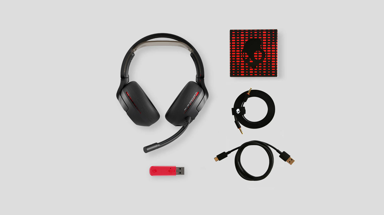Contenuto della confezione delle cuffie Skullcandy Crusher PLYR 720, con ricevitore USB e cavi per la connessione