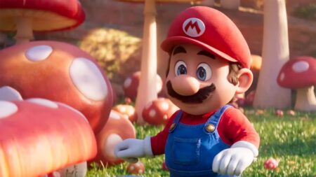 Super Mario di Super Mario Bros. Il Film vicino ad un fungo