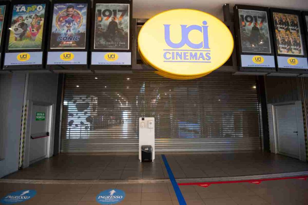 UCI Cinemas lancia le nuove CineFans per risparmiare, ma è polemica: pioggia di commenti velenosi