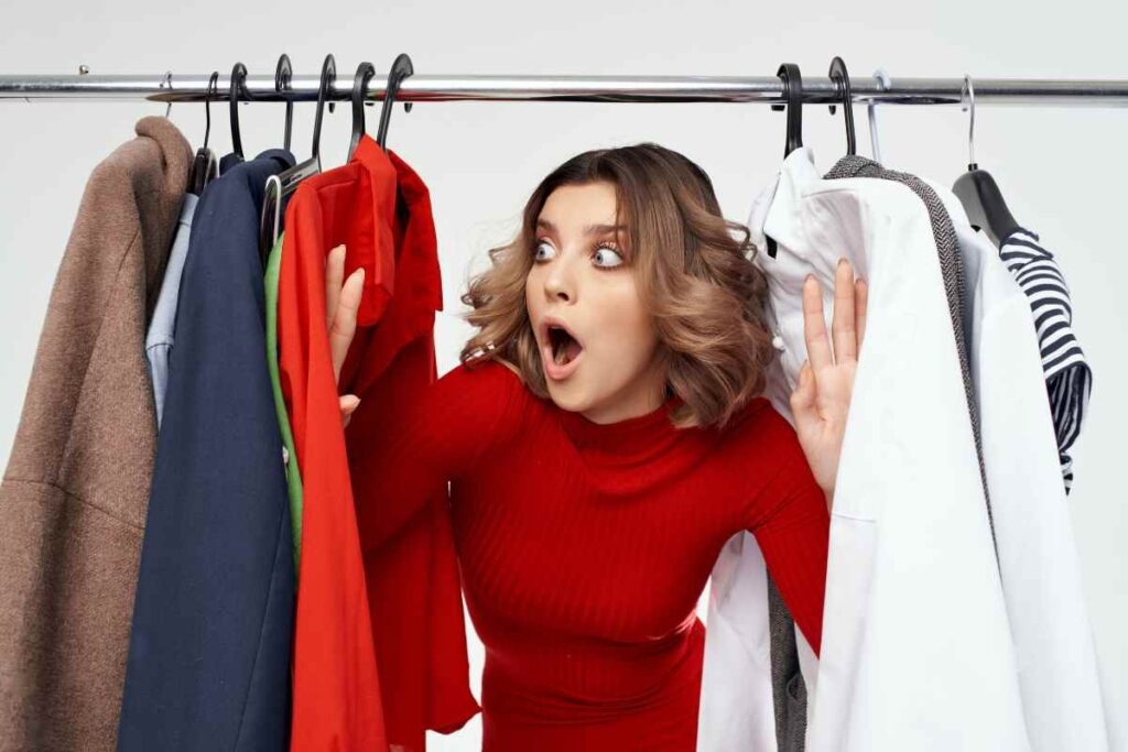 Donna a bocca aperta e vestiti