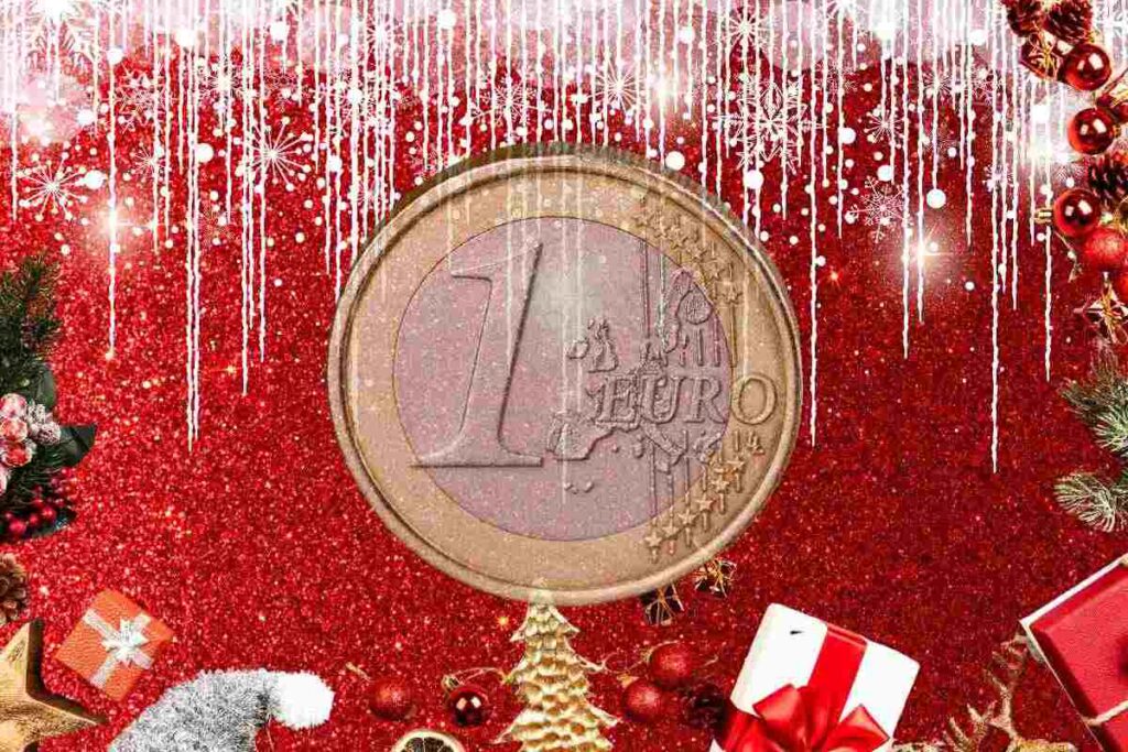 Moneta 1 euro e decorazioni natalizie