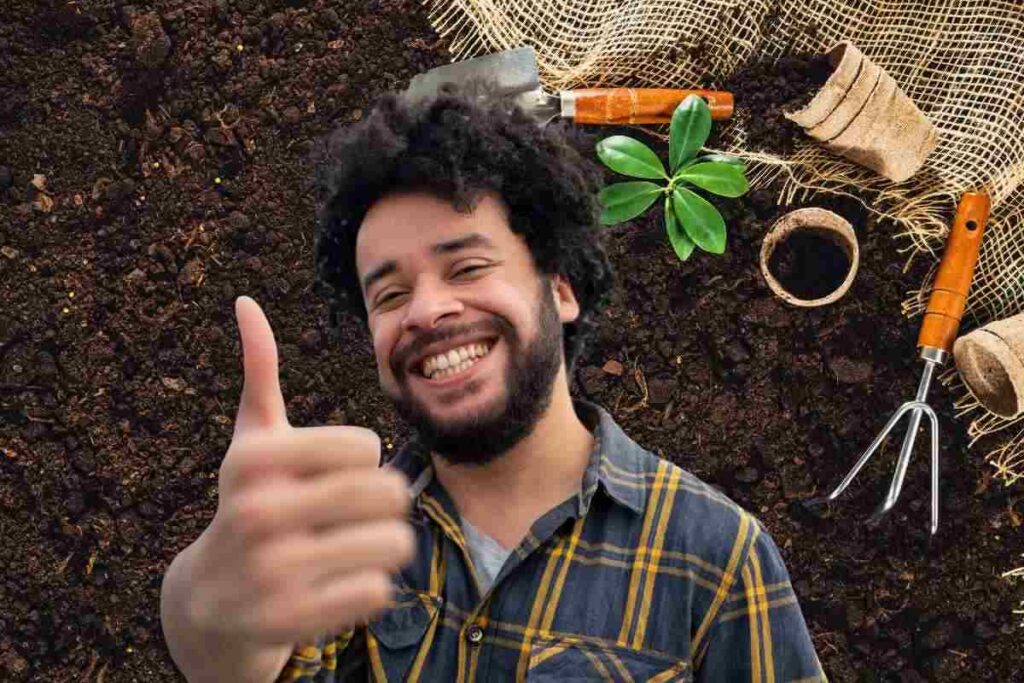 Uomo sorridente e giardino