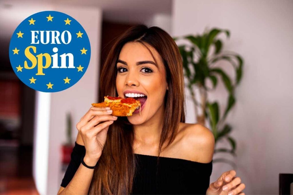 Donna che mangia la pizza