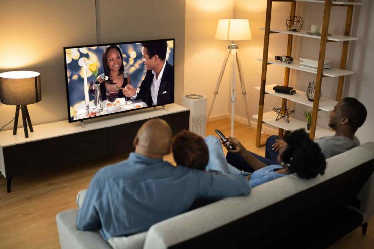 Famiglia guarda la tv