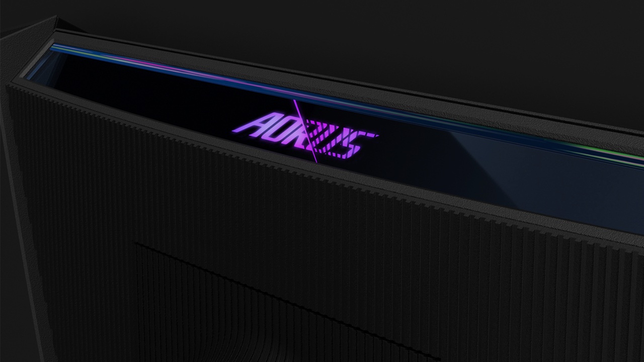 Visuale ravvicinata del logo AORUS su monitor GIGABYTE, illuminato da LED RGB
