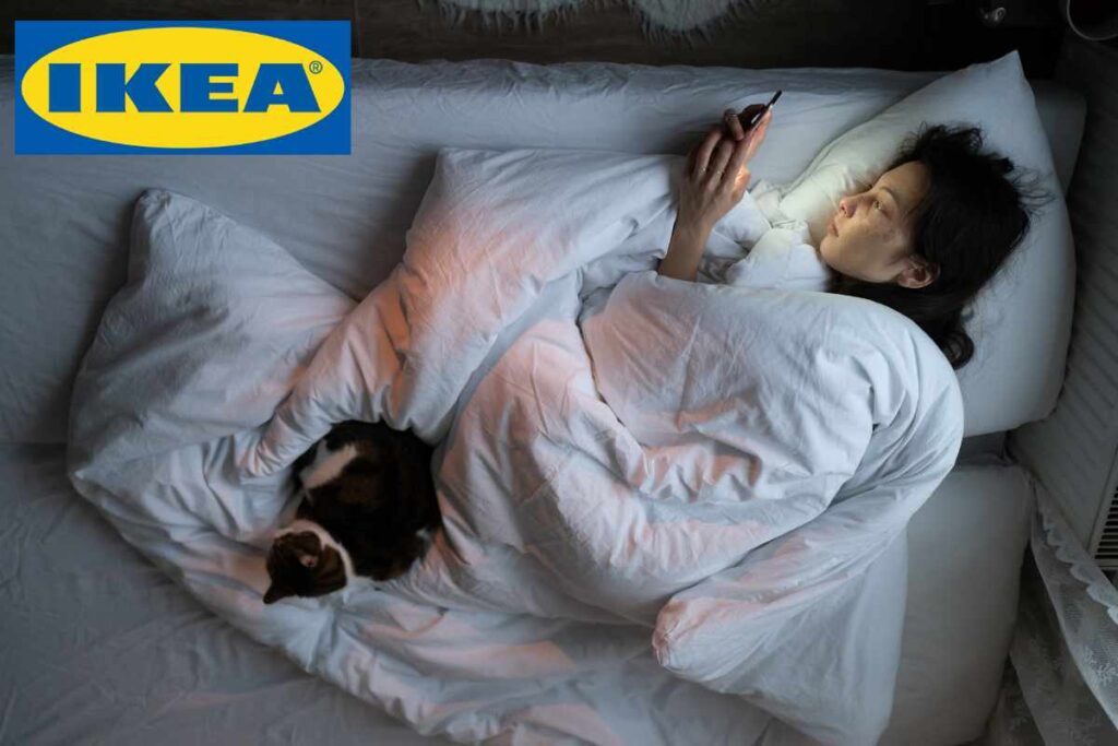 logo ikea persona nel letto