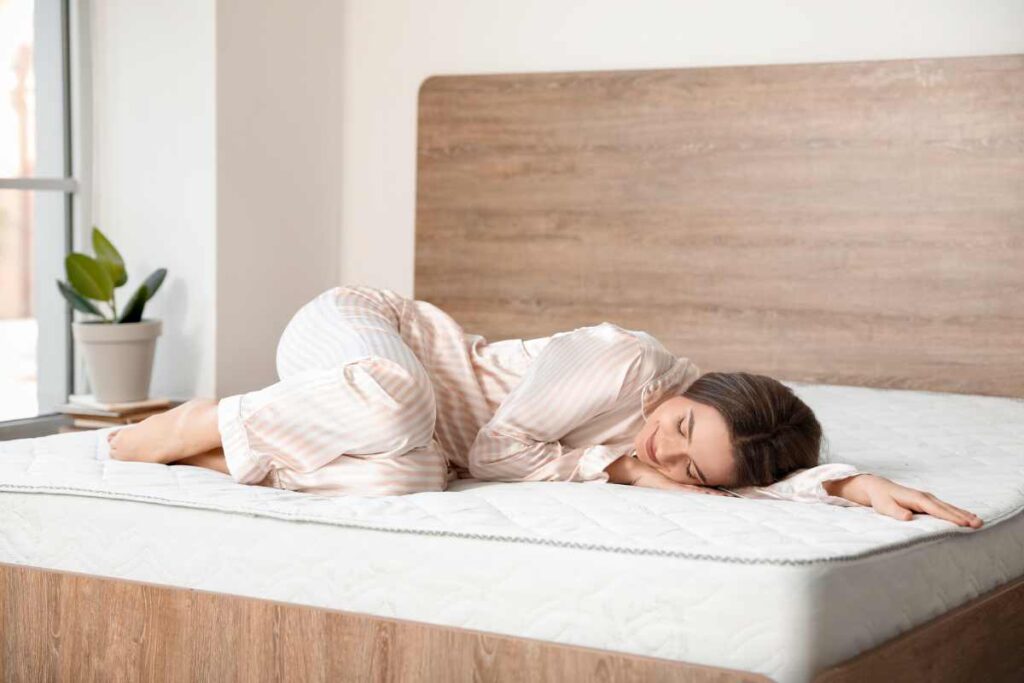 Donna sdraiata sul materasso