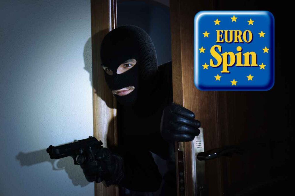 Ladro si affaccia da una parte