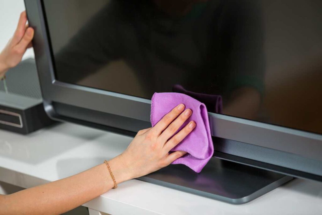 Persona che pulisce la TV