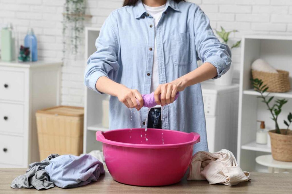 Donna che strizza i panni