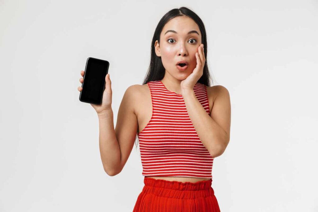 Donna con lo smartphone in mano