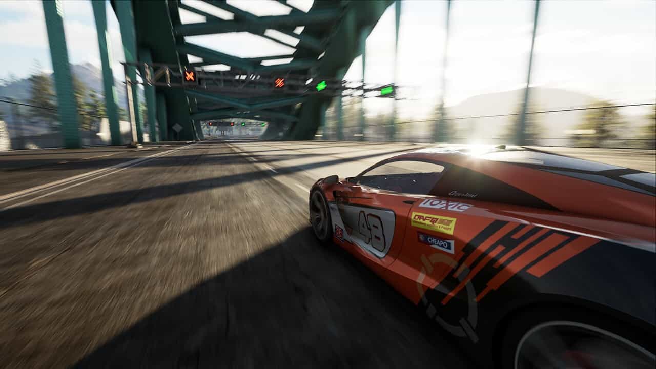 Auto da corsa di Wreckreation corre su un ponte