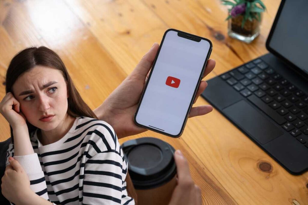 Logo YouTube donan pensierosa