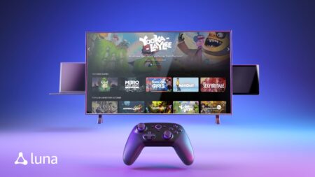 Un TV ed un controller di Amazon Luna