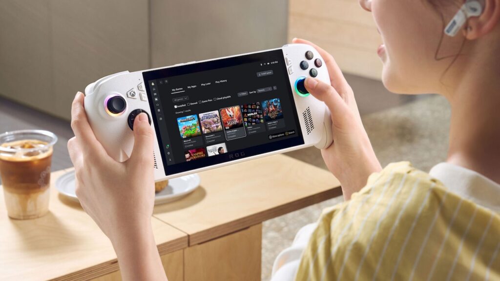 ASUS ha deciso il prezzo di ROG Xbox Ally, la presidente di Xbox spiega che è alto ma rispecchia l’offerta Una ROG Xbox Ally tra le mani di una giocatrice