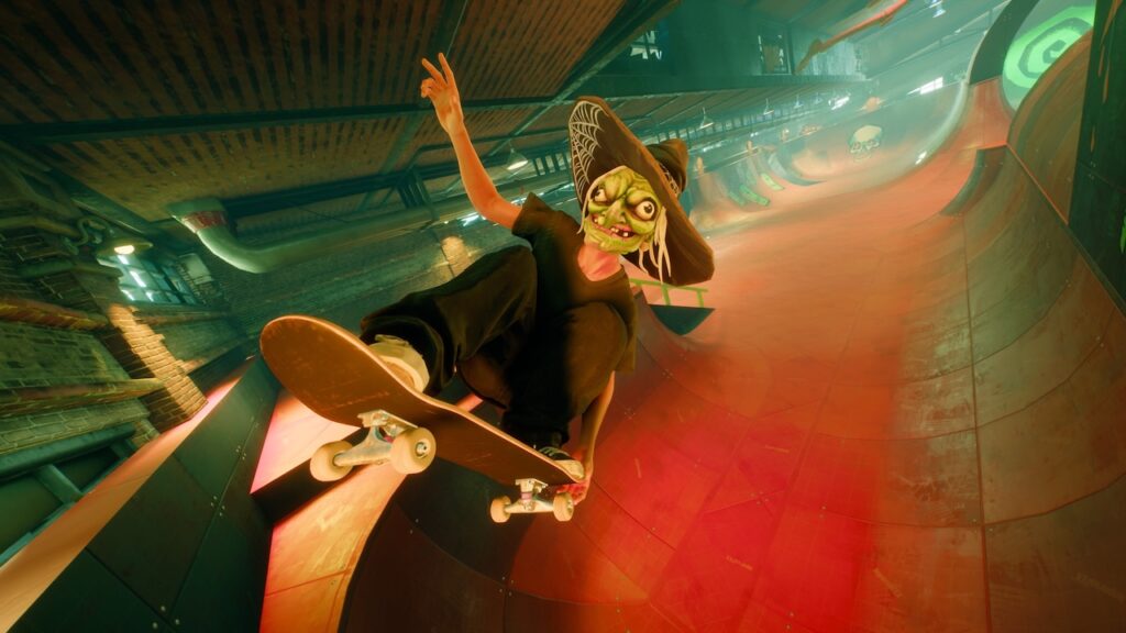 Uno sportivo di skate. con la maschera di Halloween su uno skateboard